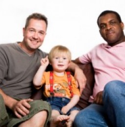 Gay padri con madre surrogata: e la Chiesa si arrabbia