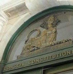 La Corte Costituzionale francese esplora la costituzionalità dei matrimoni omosessuli.