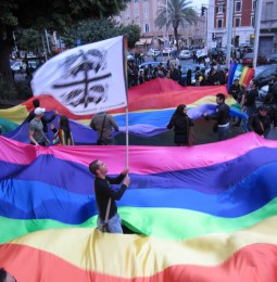 Cagliari: sotto la pioggia migliaia in corteo contro l’omofobia