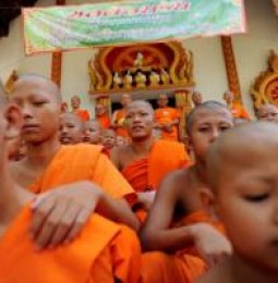 Thailandia: Ladyboys in monastero per la “rieducazione”