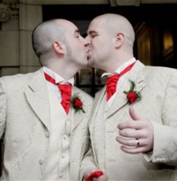 Spagna: “Si sposi chi può”. Coppie gay temono la vittoria dei cattolici