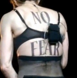 Madonna: dopo Pussy Riot i gay. L’ira di Mosca “e’ una puttana”