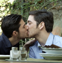 Baci gay vietati ai minori. Censurata la pubblicità del sugo Althea