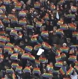 Amburgo: allo stadio con la bandiera arcobaleno