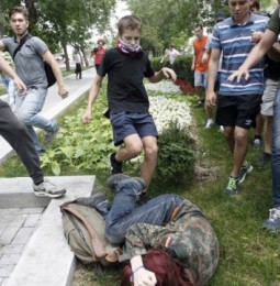 “Russia, aumentano le aggressioni contro gay e lesbiche, ma la polizia fa finta di niente”