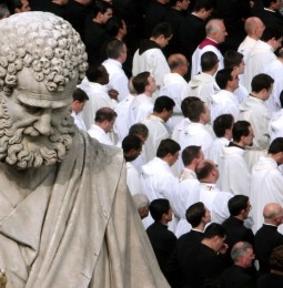 Di giorno a messa, la notte nei club gay: la doppia vita dei preti in Vaticano