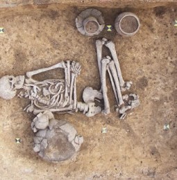 Presunto scheletro transgender di 5000 anni fa trovato vicino a Praga