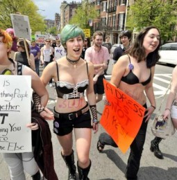 La “Marcia delle puttane”. Donne in piazza contro il “sessismo dello stupro”