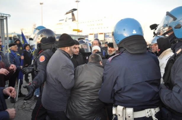 Risultato immagini per pastori sardi cariche della polizia immagini"