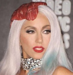 Lady Gaga colpisce ancora: ecco il profumo “sangue e sperma”
