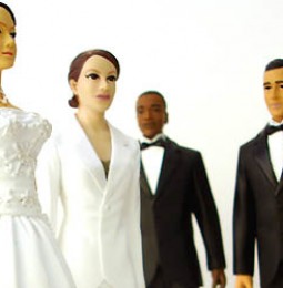 Spagna, gay in fila per sposarsi prima che vincano i Popolari
