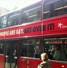 Poster anti-gay sui bus londinesi. Il Sindaco blocca la campagna