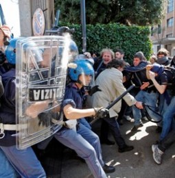 La polizia carica gli studenti a Roma