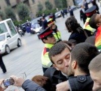 Spagna, baci gay contro il Papa