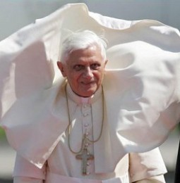 Ratzinger confonde celibato con orientamento sessuale per condannare i gay