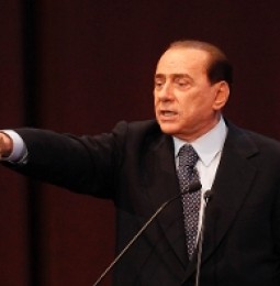 Berlusconi: mai coppie gay come famiglia