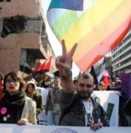 Omosessuali serbi in piazza contro i divieti e l’aggressione ad una militante