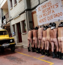 Spagna: pompieri nudi contro i tagli