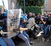 La polizia carica gli studenti a Roma
