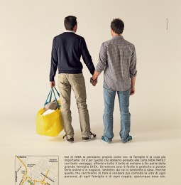 Siamo aperti a tutte le famiglie. Coppia gay nella campagna IKEA