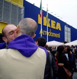Baci collettivi davanti all’Ikea in tutta Italia “Siamo tutti Gay”