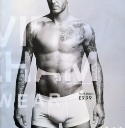 David Beckham mostra come indossare le mutande